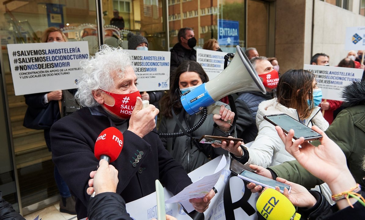 El presidente de la Asociación Empresarial de Hostelería de Cantabria (AEHC), Ángel Cuevas, en una protesta. Archivo.