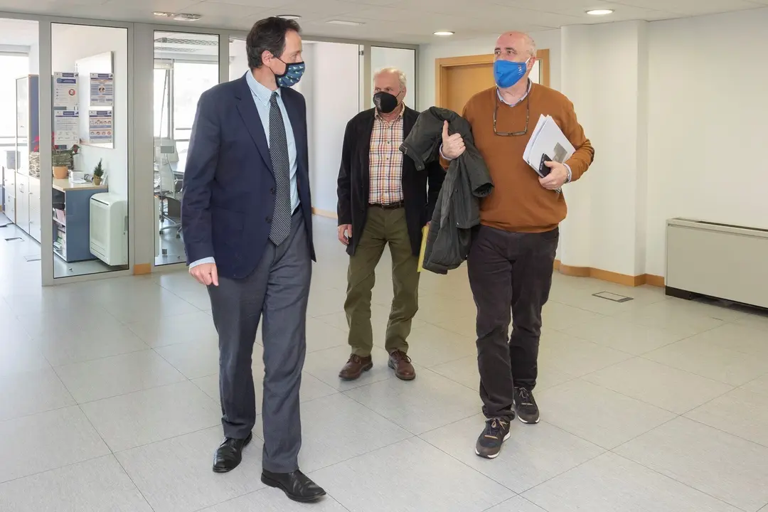 El consejero de Obras P&uacute;blicas, Ordenaci&oacute;n del Territorio y Urbanismo, Jos&eacute; Luis Gochicoa, se re&uacute;ne con el alcalde de Riotuerto, Alfredo Madrazo