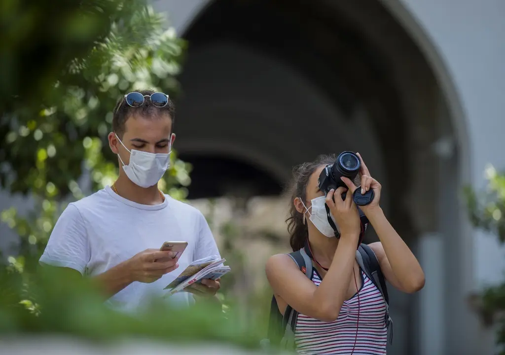 Archivo - Una pareja de turistas en la Avd. de la Constituci&oacute;n. En Sevilla.