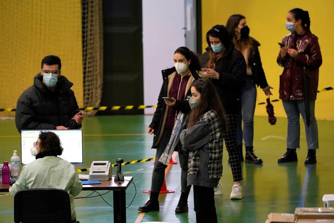 Dispositivo donde realizan tests de ant&iacute;genos a estudiantes universitarios de la Universidad de Santiago