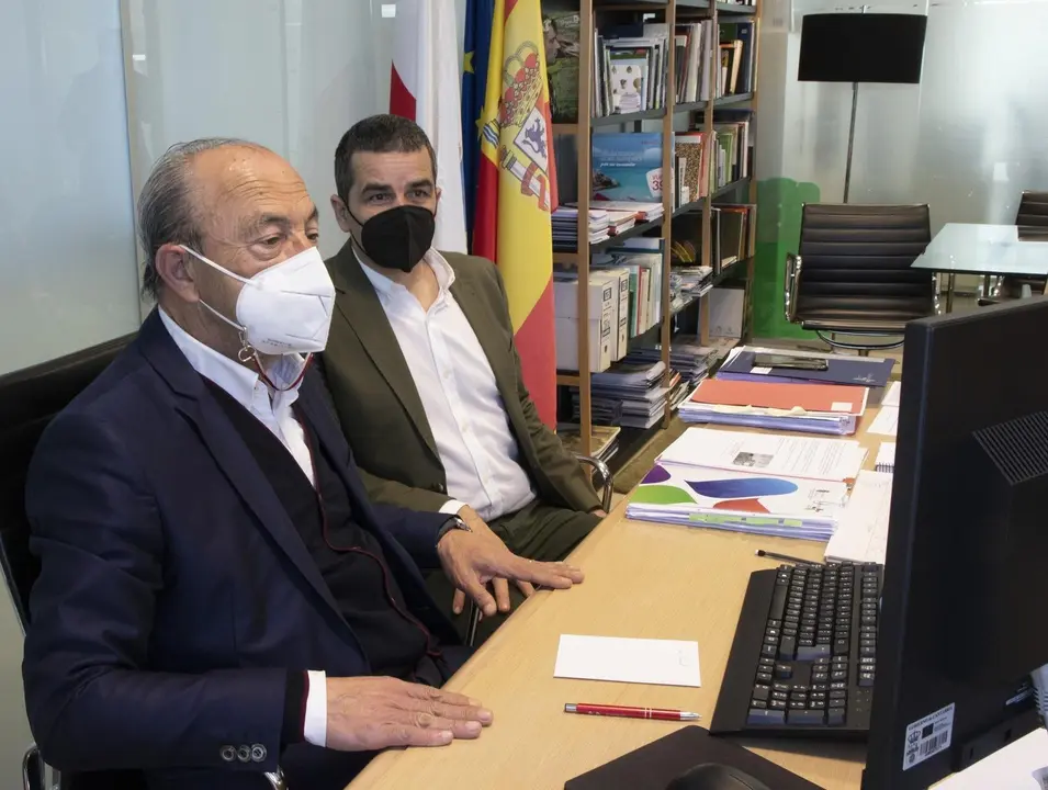 El consejero de Turismo de Cantabria, Javier L&oacute;pez Marcano, y el director de la Fundaci&oacute;n Camino Lebaniego, Manuel Bah&iacute;llo, en la presentaci&oacute;n del Plan Nacional Xacobeo 2021-2022