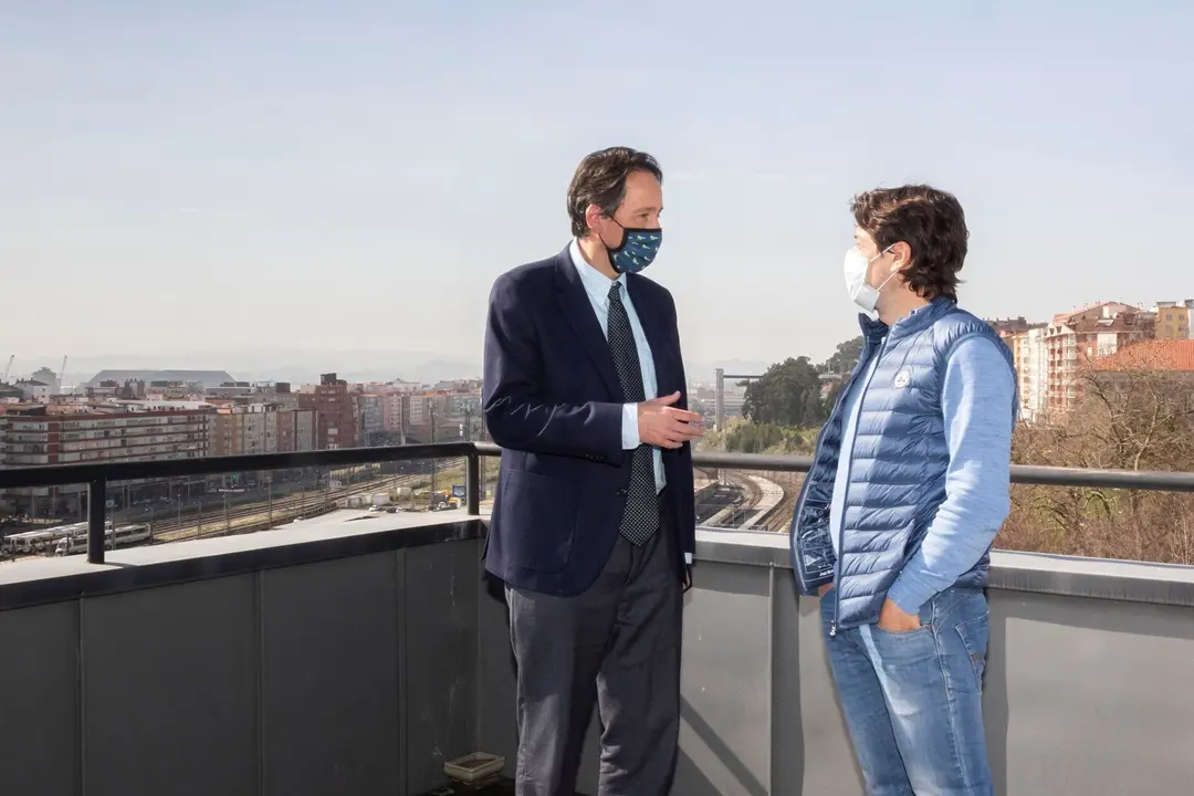 El Consejero De Obras P&uacute;blicas, Ordenaci&oacute;n Del Territorio Y Urbanismo, Jos&eacute; Luis Gochicoa, Se Re&uacute;ne Con El Campe&oacute;n Mundial De Ciclismo Oscar Freire