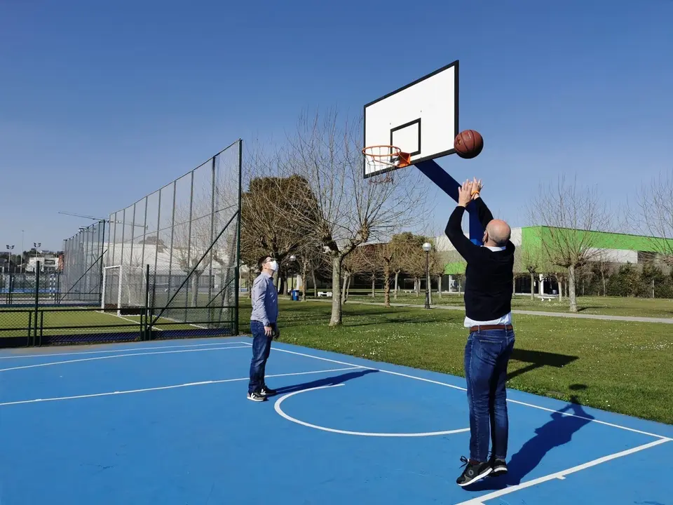 P&eacute;rez Manso y &Aacute;lvarez en la cancha de baloncesto