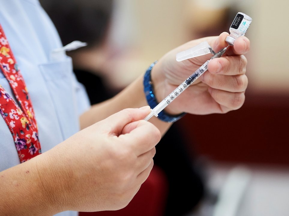Una trabajadora sanitaria sostiene una jeringuilla con la segunda dosis de la vacuna de Pfizer-BioNTech contra la Covid-19.