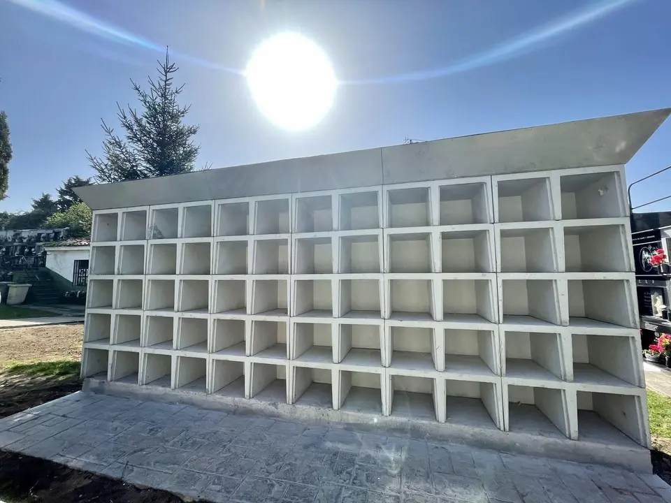 Nuevos columbrarios en el  cementerio de Laredo