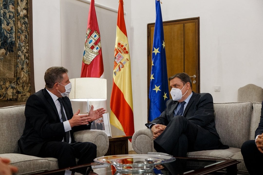 Emiliano García-Page y Luis Planas mantienen una reunión en el Palacio de Fuensalida, sede del Gobierno de Castilla-La Mancha