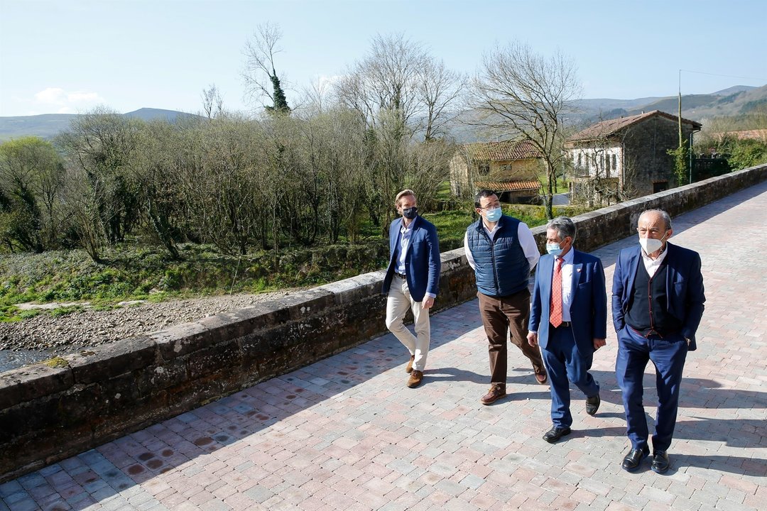 El presidente de Cantabria, Miguel Ángel Revilla, y otras autoridades han inaugurado el nuevo espacio de ocio en el entorno del puente de Meca en Ucieda