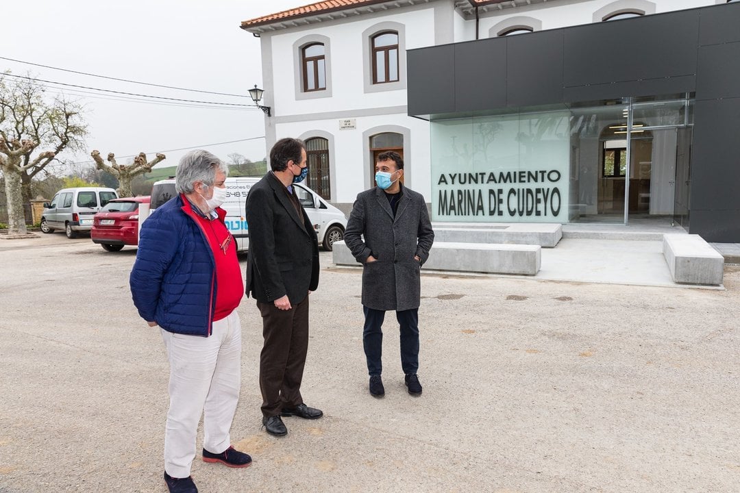 El consejero de Obras Públicas, José Luis Gochicoa, visita las obras de remodelación que  lleva a cabo su departamento en el municipio.
