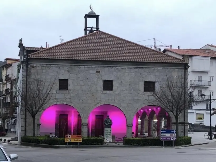 Ayuntamiento de Laredo iluminado en morado