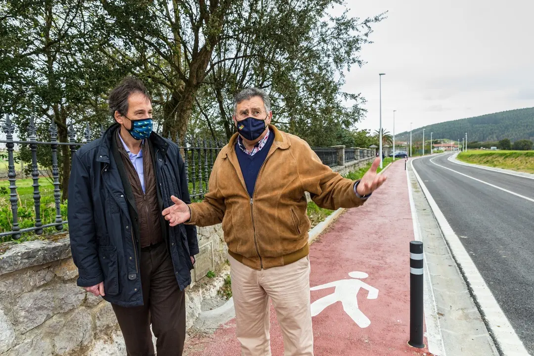 El consejero de Obras P&uacute;blicas, Jos&eacute; Luis Gochicoa, comprueba el resultado de los trabajos acometidos en el acceso a la playa de San Miguel en Galizano