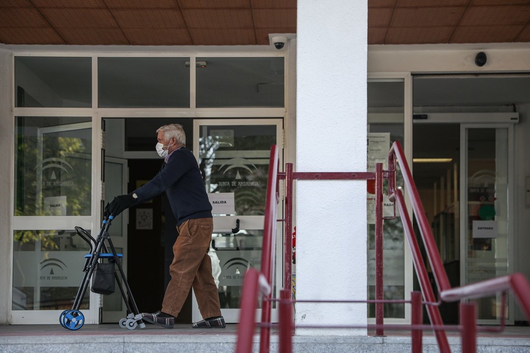 Un anciano sale de un centro residencial para mayores.- Archivo