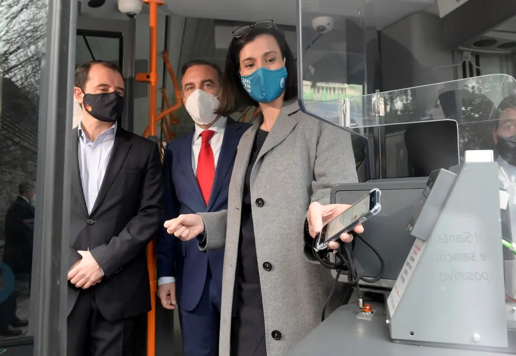 La alcaldesa, Gema Igual, en la presentaci&oacute;n del sistema de pago a trav&eacute;s de tarjeta sin contacto en el TUS