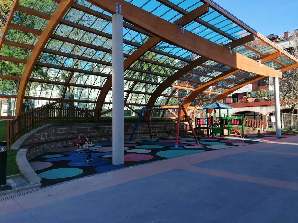 Suances estrena su primer parque infantil cubierto en la plaza de la Juventud