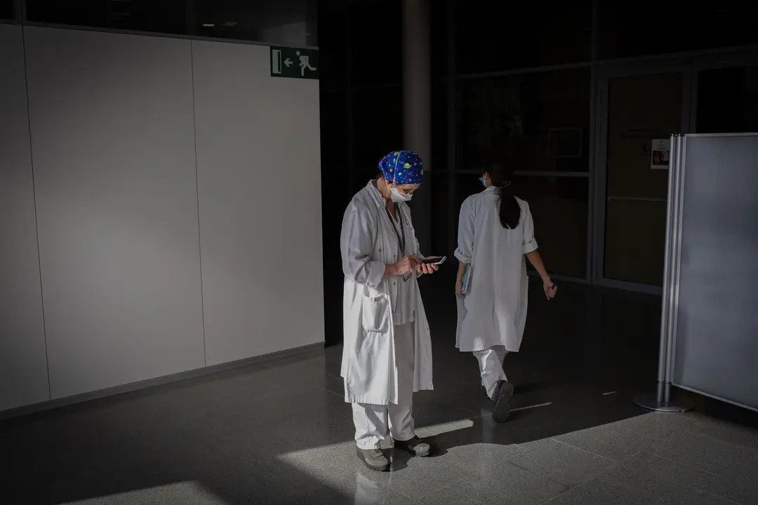 Archivo - Varias enfermeras vacuna a un profesional sanitario con la vacuna de Pfizer-BioNtech contra el COVID-19 en el Hospital de la Santa Creu i Sant Pau de Barcelona, Catalunya (Espa&ntilde;a), a 14 de enero de 2021.