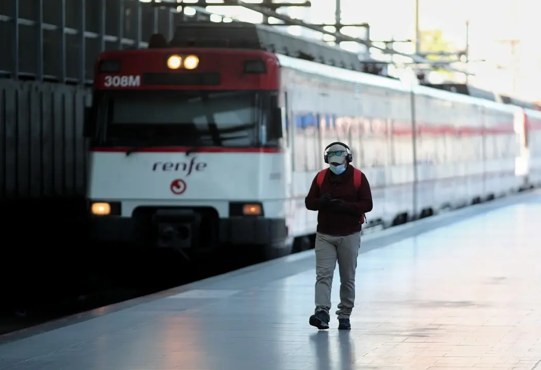 Archivo - Un hombre espera en un and&eacute;n de la estaci&oacute;n Pr&iacute;ncipe P&iacute;o de Cercan&iacute;as, en Madrid