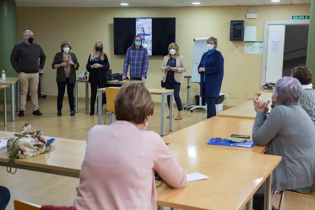 La alcaldesa de Camargo, Esther Bolado, visita a los alumnos del curso sobre el uso del m&oacute;vil en la gesti&oacute;n de servicios sanitarios