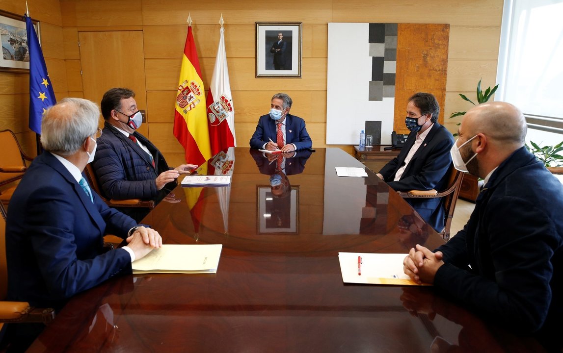 El presidente de Cantabria, Miguel Ángel Revilla, y el consejero de Obras Públicas, José Luis Gochicoa, se reúnen con la Asociación de Constructores de Cantabria.