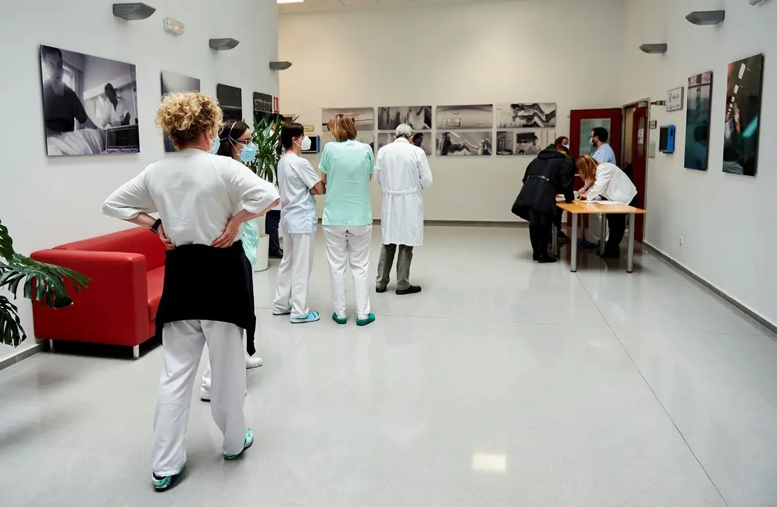 Dispositivo para la aplicaci&oacute;n de la segunda dosis de la vacuna de Pfizer-BioNTech contra la Covid-19 al personal sanitario del Hospital Universitario Marqu&eacute;s de Valdecilla