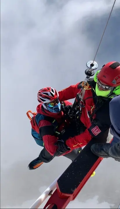 El Gobierno rescata a un esquiador en un canal de Camale&ntilde;o