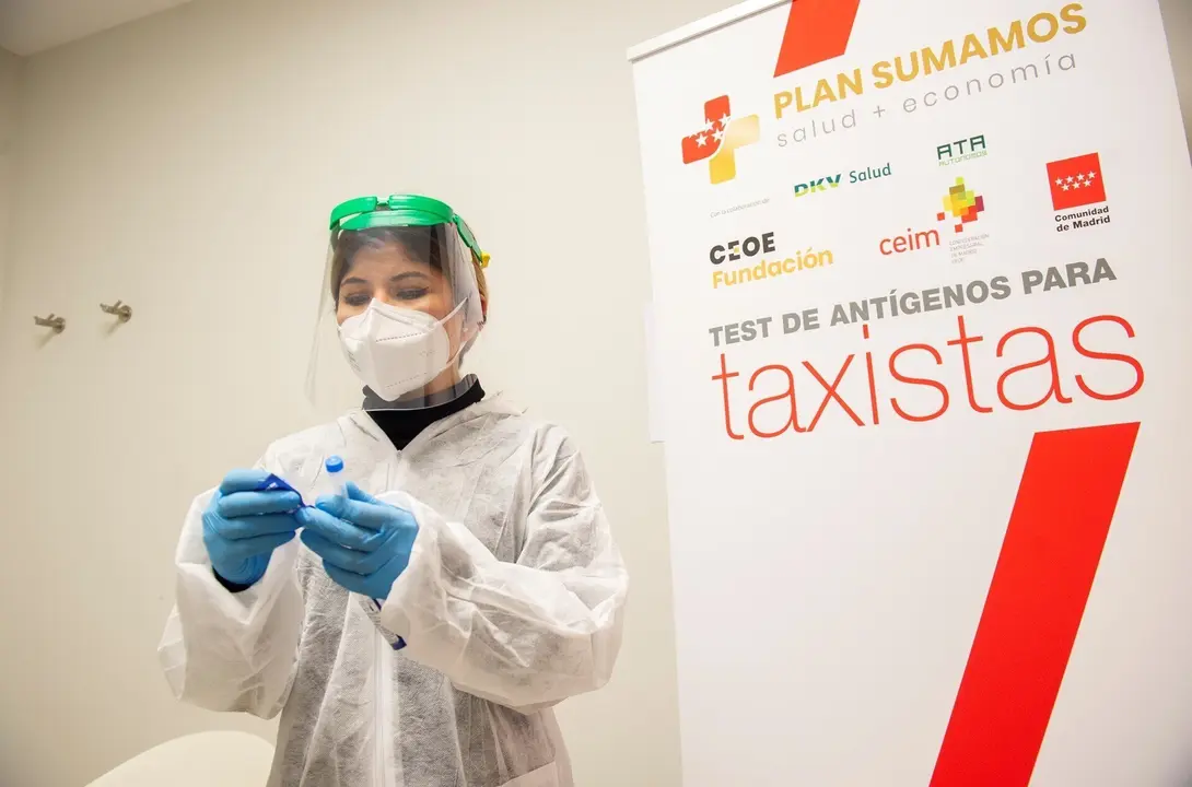 Una trabajadora sanitaria sostiene uno de los test de ant&iacute;genos realizados a taxistas de la Comunidad de Madrid, en Madrid, (Espa&ntilde;a), a 5 de marzo de 2021.