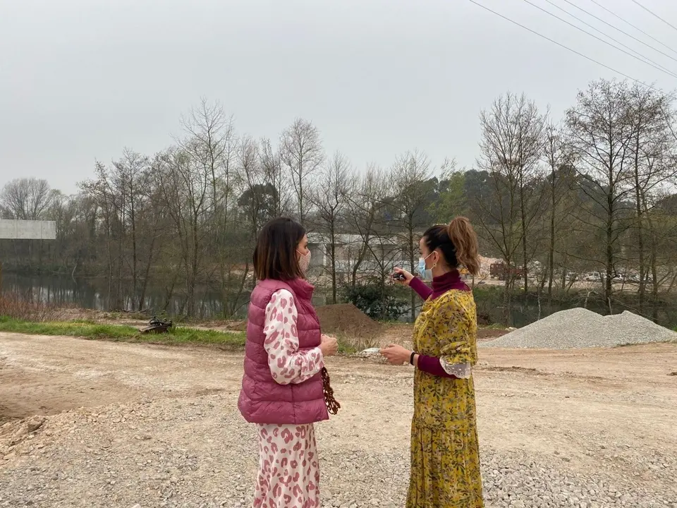 La portavoz del PP en Torrelavega, Marta Fern&aacute;ndez-Teijeiro, y la concejala Luc&iacute;a Montes visitan las obras de la pasarela sobre el Saja-Besaya