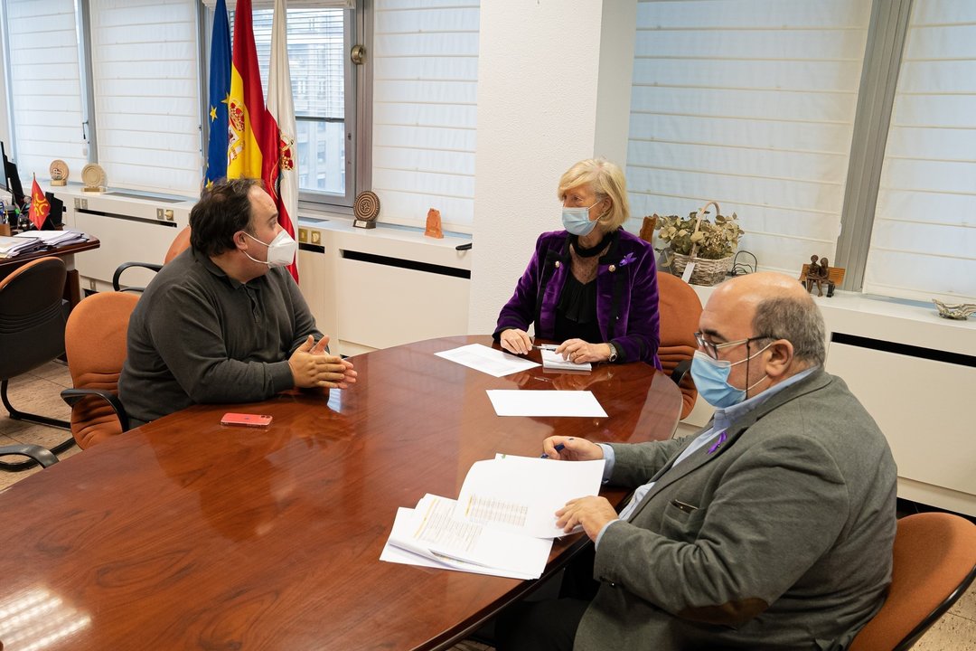 La Consejera De Educación Y Formación Profesional, Marina Lombó, Se Reúne Con El Alcalde De Castañeda, Santiago Mantecón