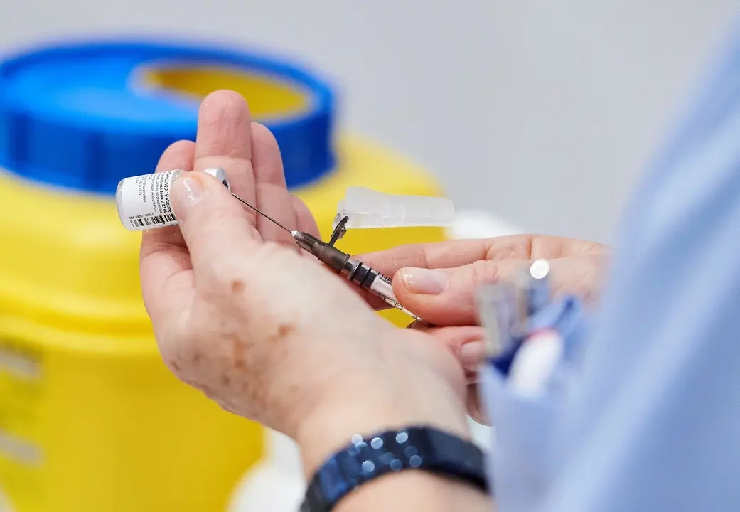 Una trabajadora sanitaria de Cantabria sostiene una vacuna contra el Covid. Archivo