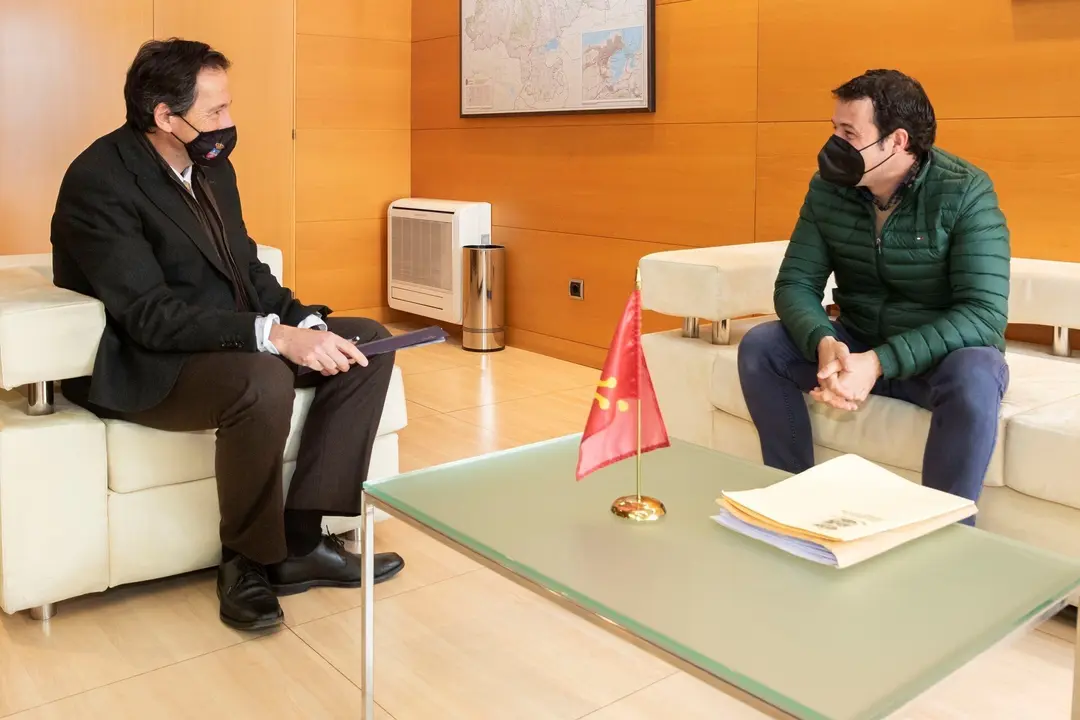 El Consejero De Obras P&uacute;blicas, Ordenaci&oacute;n Del Territorio Y Urbanismo, Jos&eacute; Luis Gochicoa, Se Re&uacute;ne Con El Alcalde De Valdeprado Del R&iacute;o, Jaime Soto.