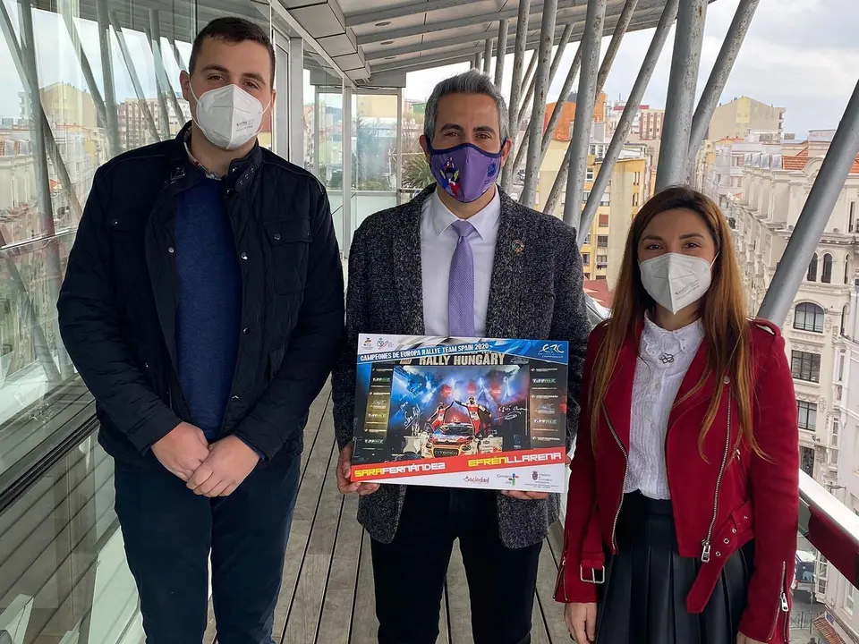 El vicepresidente y consejero de Universidades, Igualdad, Cultura y Deporte, Pablo Zuloaga, se re&uacute;ne con Sara Fern&aacute;ndez y Efr&eacute;n Llanera, pilotos de rally