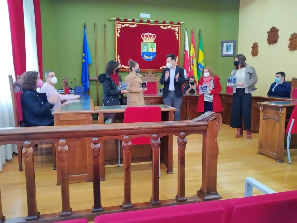 Colindres rinde homenaje a 68 mujeres que elaboraron 20.000 mascarillas durante el estado alarma