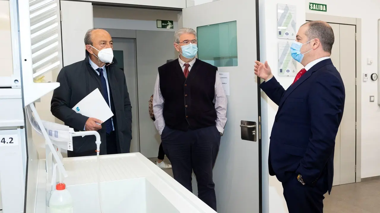 El  consejero de Industria, Turismo, Innovaci&oacute;n, Transporte y Comercio, Javier L&oacute;pez Marcano, recibe al rector de la Universidad Europea del Atl&aacute;ntico.