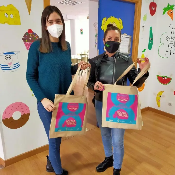 Roc&iacute;o G&aacute;ndara, concejala de Noja, con jefa estudios Colegio Palacio