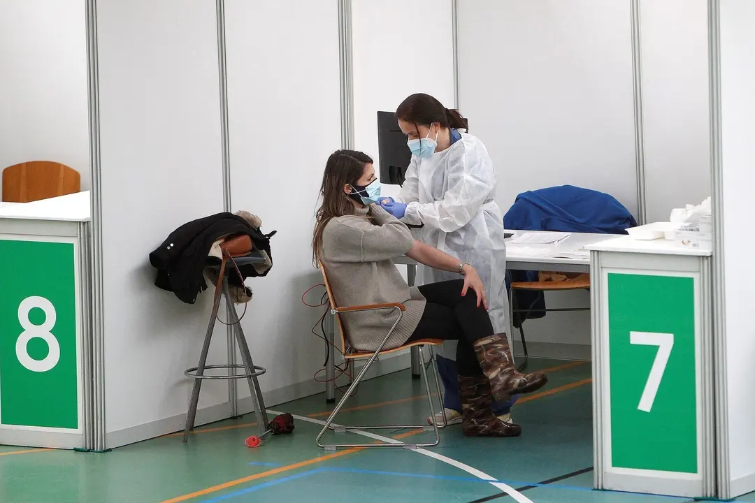 Un empleada sanitaria suministra la vacuna contra la Covid-19 en el dispositivo de vacunaci&oacute;n puesto en marcha en el polideportivo Germans Escales, en Palma de Mallorca, Islas Baleares, (Espa&ntilde;a), a 8 de marzo de 2021.