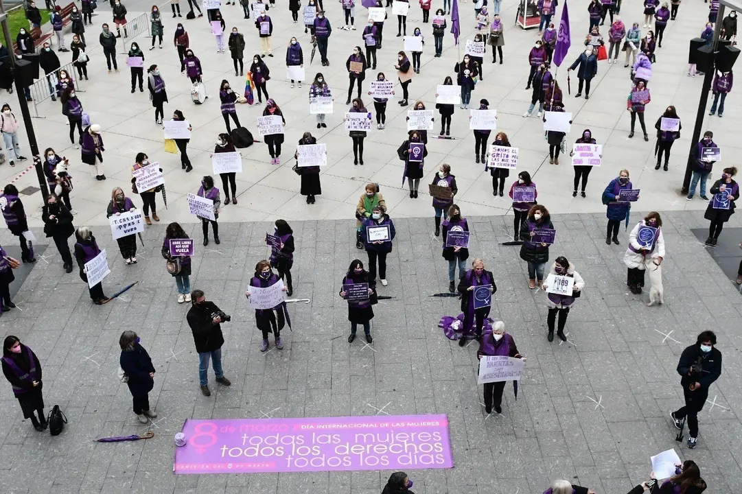 Concentraci&oacute;n por el 8M de 2021 en Sanatander en la Plaza del Ayuntamiento