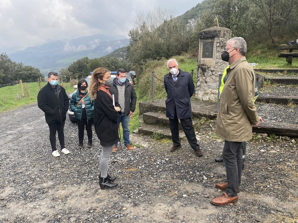 La delegada del Gobierno en Cantabria, Ainoa Quiñones, visita el tramos N-629, donde la DGT ha colocado uno de los tres carteles que advierten de riesgo a los motoristas