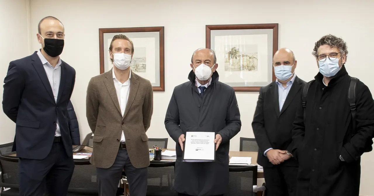 L&oacute;pez Marcano recibe el documento del Plan Coordinado del Transporte P&uacute;blico del Besaya elaborado por la UC