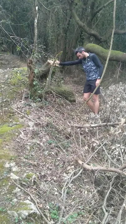 El concejal de Cs en Arnuero, David Colina, en una de las zonas afectadas