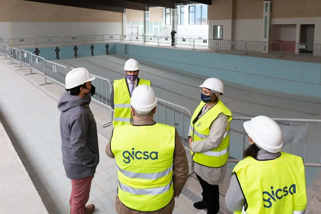 El vicepresidente y consejero de Universidades, Igualdad, Cultura y Deporte, Pablo Zuloaga, visita las obras de las piscinas de Laredo