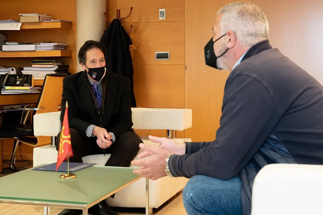 El Consejero De Obras P&uacute;blicas, Ordenaci&oacute;n Del Territorio Y Urbanismo, Jos&eacute; Luis Gochicoa, Se Re&uacute;ne Con El Alcalde De Hazas De Cesto, Jos&eacute; Mar&iacute;a Ruiz.