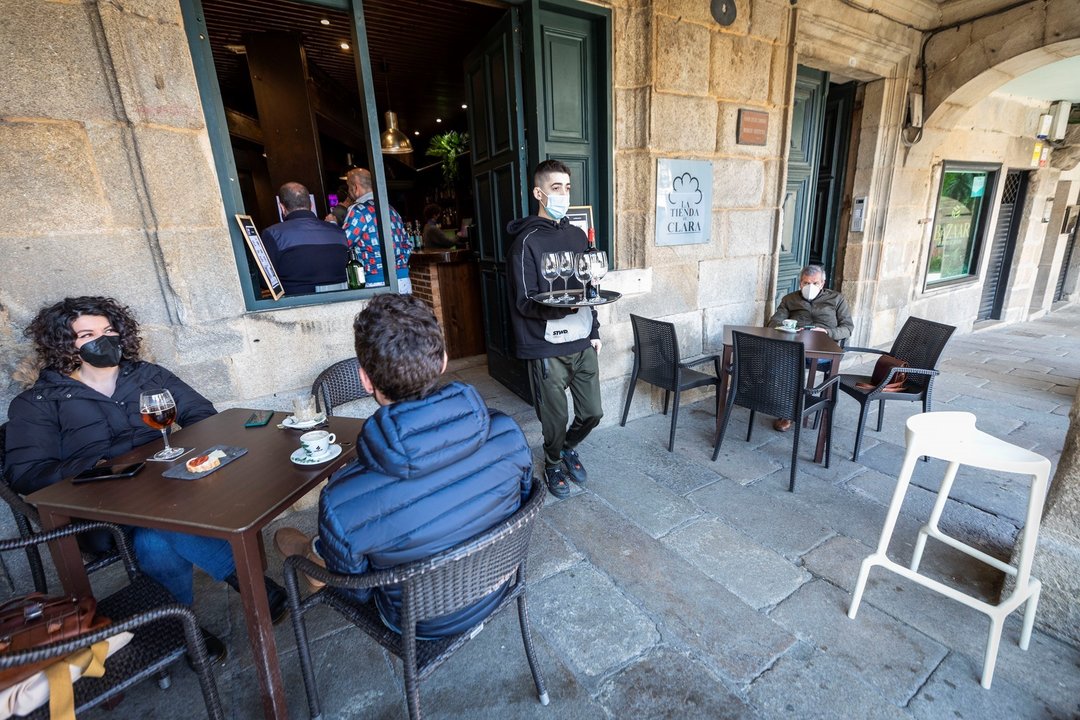 Un empleado trabaja en la terraza de su establecimiento durante el primer día de la reapertura del interior de los bares y restaurantes en Pontevedra, Galicia (España), a 8 de marzo de 2021. Desde hoy la Xunta permite la apertura de las áreas sanitarias d