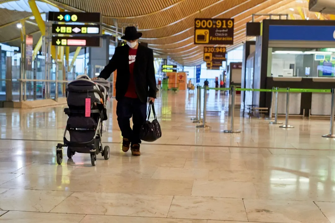 Archivo - Un hombre camina por la terminal T4 del Aeropuerto Adolfo Su&aacute;rez Madrid-Barajas 