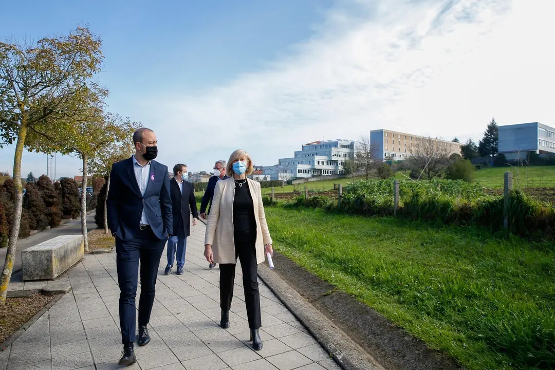 La consejera de Educaci&oacute;n, Marina Lomb&oacute;, y el alcalde de Torrelavega, Javier L&oacute;pez Estrada, en su visita a la parcela del Conservatorio