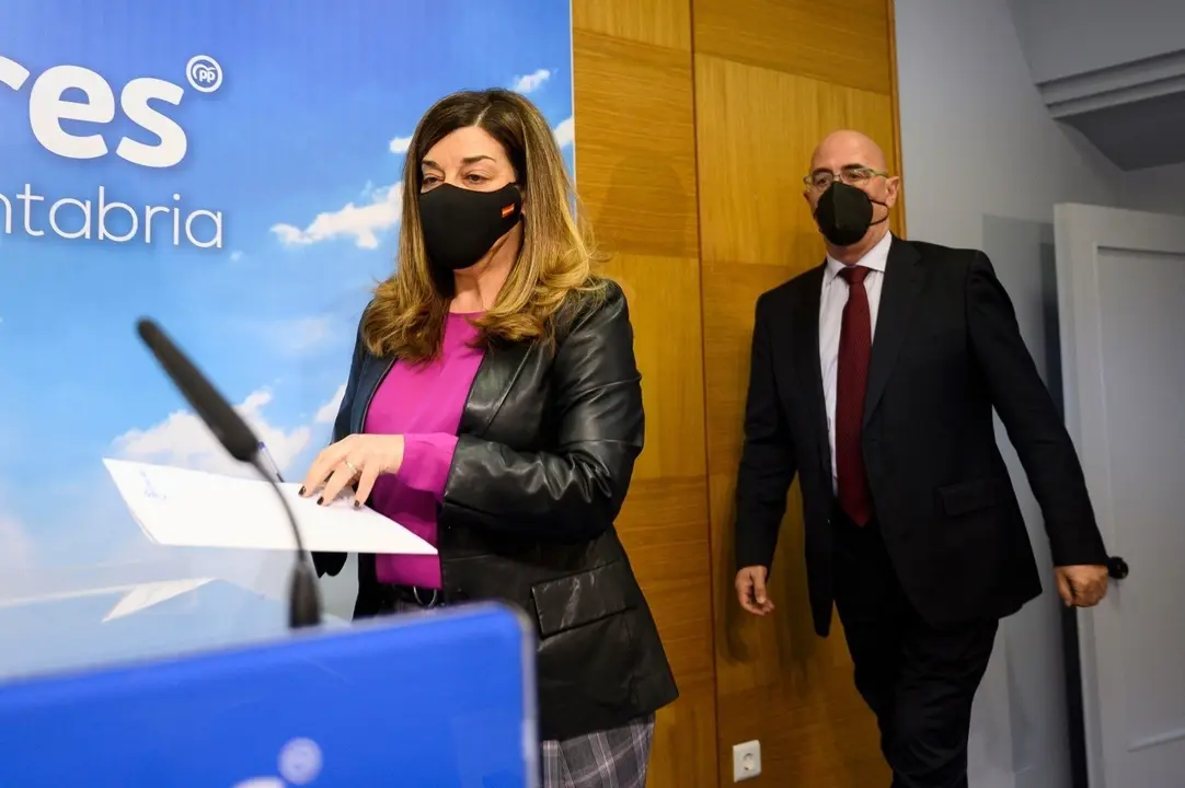 La presidenta del PP de Cantabria, Mar&iacute;a Jos&eacute; S&aacute;enz de Buruaga, y el diputado C&eacute;sar Pascual