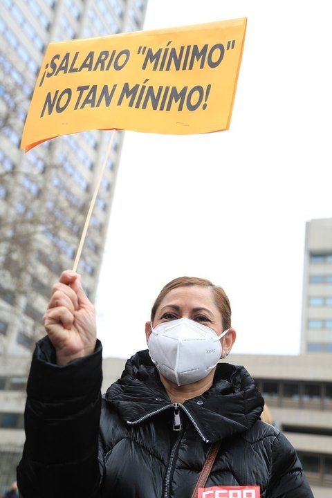 Una mujer en la concentración de hace un mes en Madrid convocada por CCOO y UGT