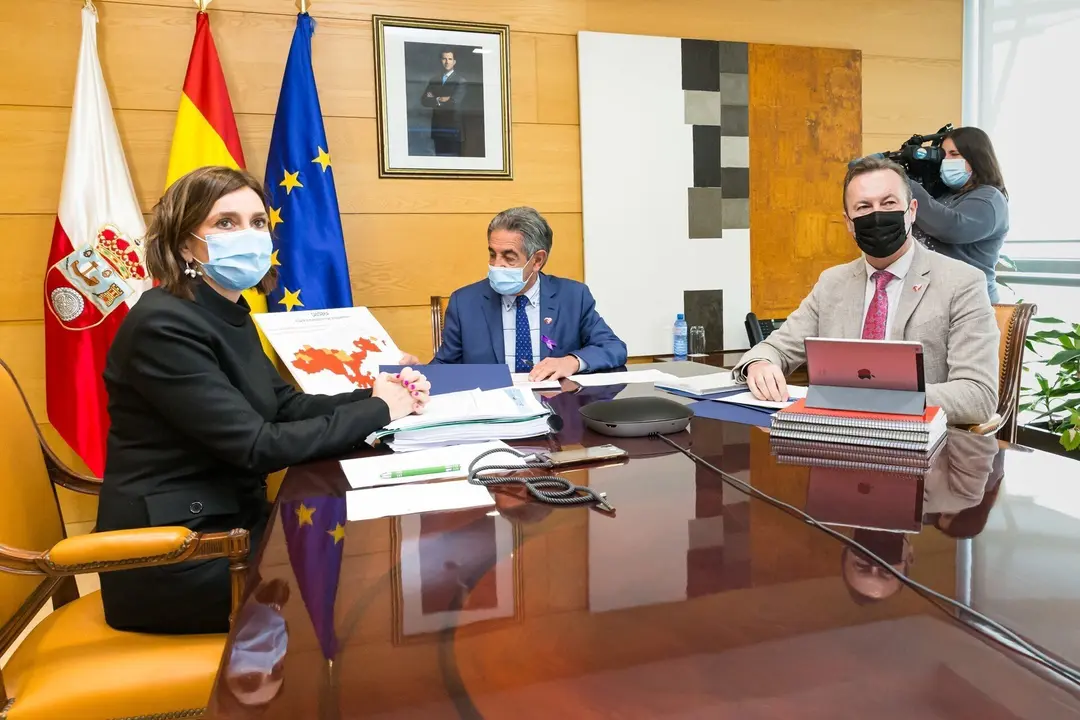 El presidente de Cantabria, Miguel &Aacute;ngel Revilla, y los consejeros de Presidencia, Paula Fern&aacute;ndez, y de Desarrollo Rural, Guillermo Blanco, en la reuni&oacute;n del Consejo Asesor para la Lucha Contra el Despoblamiento de los Municipios de Cantabria.