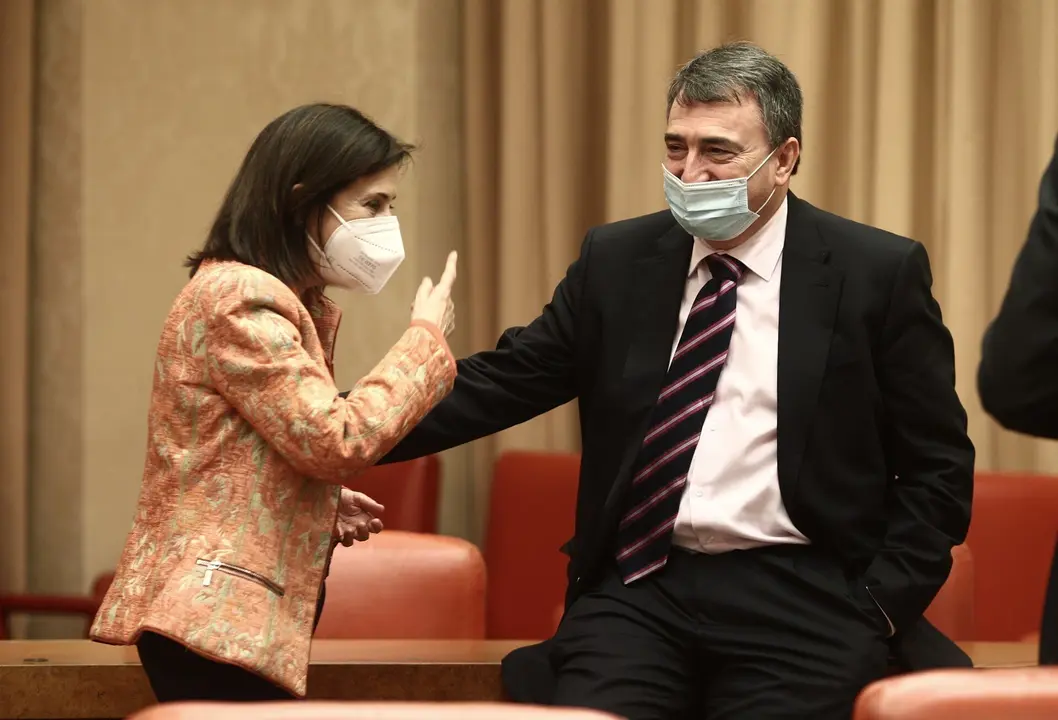 La ministra de Defensa, Margarita Robles, conversa con el portavoz parlamentario del PNV, Aitor Esteban, antes de comparecer en la Comisi&oacute;n de Defensa celebrada en el Congreso de los Diputados