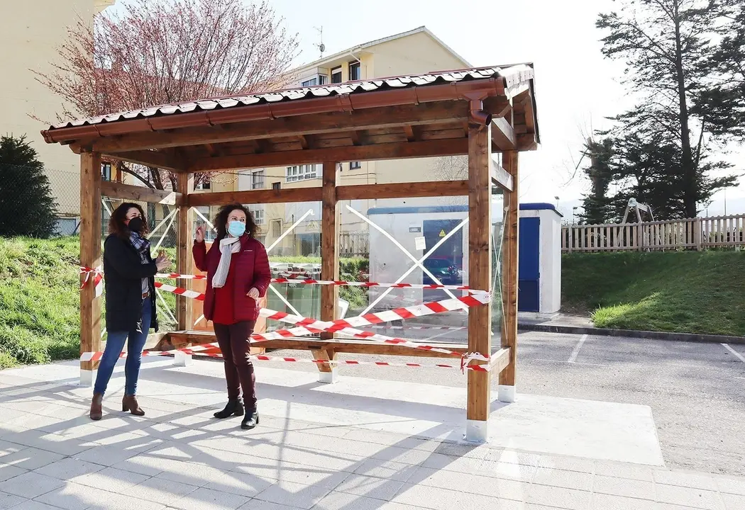 Instalaci&oacute;n de una marquesina de autob&uacute;s de uso escolar en el barrio Estrada
