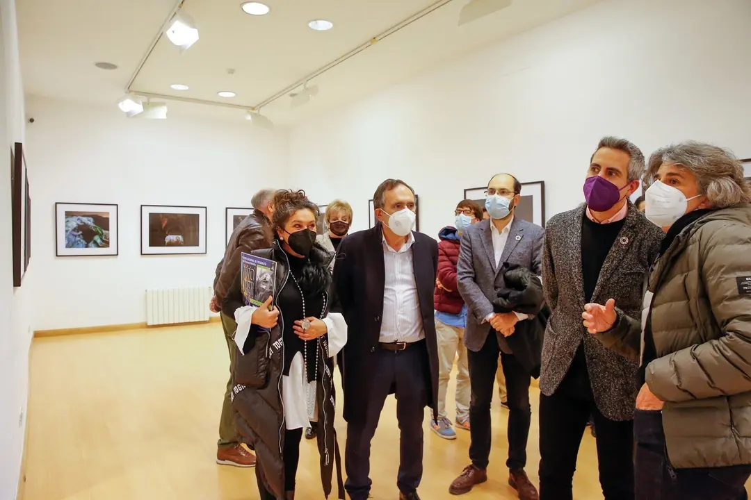 El vicepresidente regional, Pablo Zuloaga, en la inauguraci&oacute;n de la muestra 'Only Women' en el CNFoto de Torrelavega