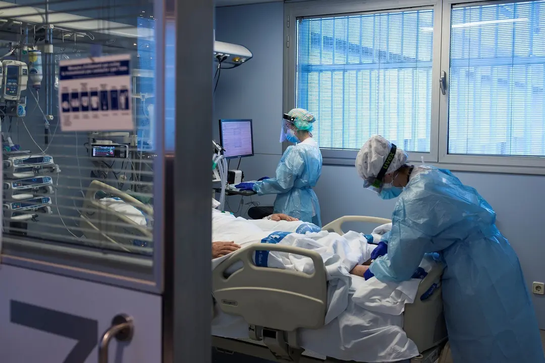 Archivo - Personal sanitario atendiendo a un paciente ingresado en la Unidad de Cuidados Intensivos (UCI).