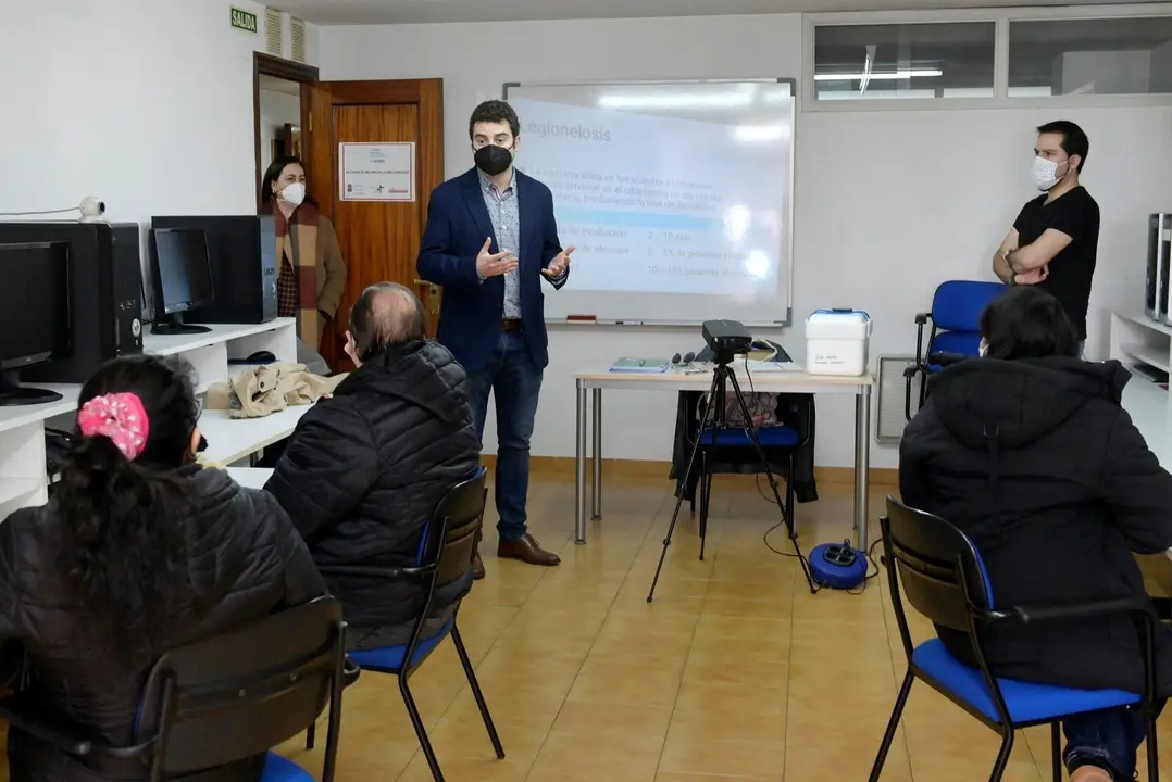 El concejal Daniel Portilla durante la visita